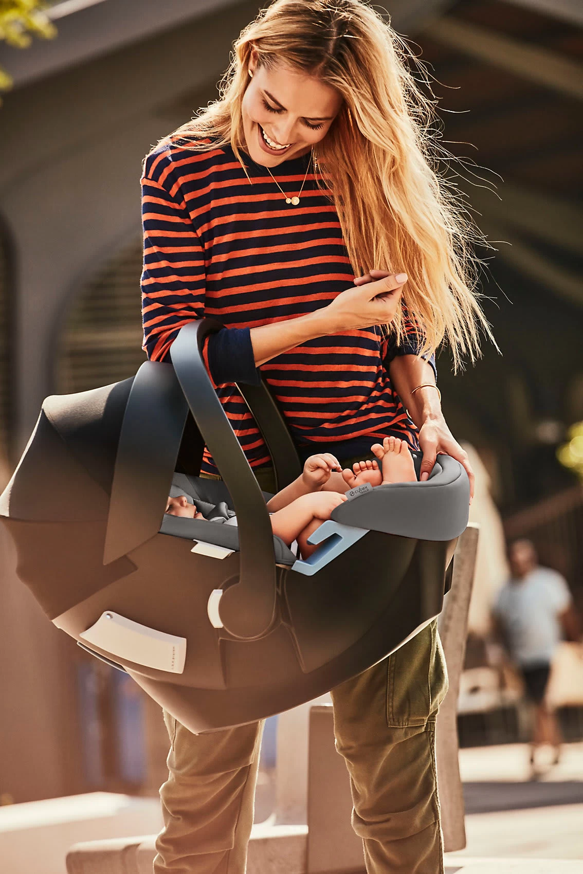 CYBEX Babyschale Aton 5, Gold-Line, Deep Black 2 CYBEX Babyschale Aton 5, Gold-Line, Deep Black – Bild 2