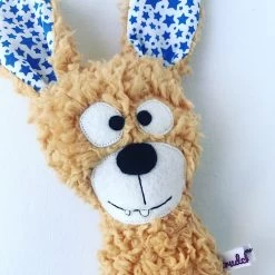 Rassel "Hase Rudi Rumba" In Beige/Blau -BabyTraum Deutschland Verkaufs-Shop trudchens welt rassel hase rudi rumba in beige blau 2